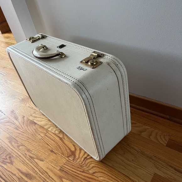 Vintage Cream Skyway Suitcase with Green Satin Lining - Picture 9 of 11